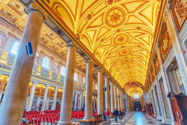 Foto roma italia 8 maggio 2017 all'interno della basilica di santa maria maggiore in piazza di santa maria maggiore è una basilica maggiore papale e la più grande chiesa mariana cattolica di roma italia