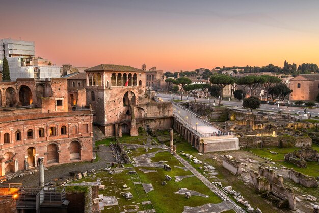 Photo rome italy overlooking trajans forum