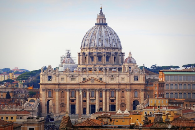 Foto roma italia panorama di roma e vista della basilica di san pietro vaticano dal castello degli angeli