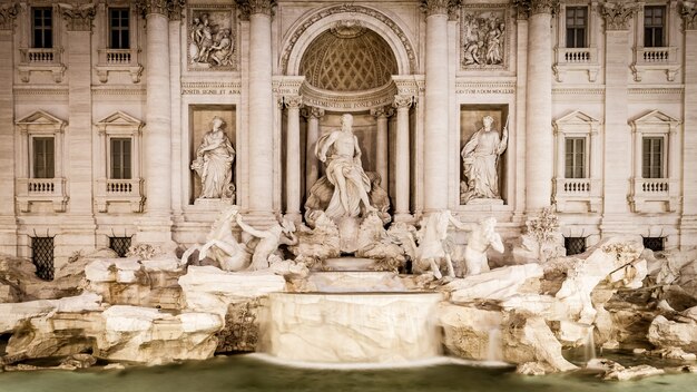 Roma, italia. fontana di trevi di notte, il capolavoro dell'architettura barocca classica italiana.