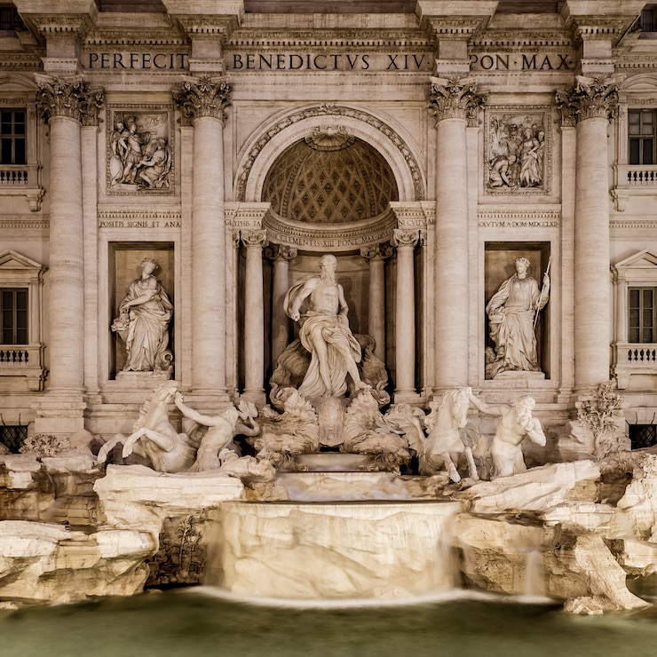 Photo rome, italy. trevi fountain at night, the masterpiece of italian classical baroque architecture.