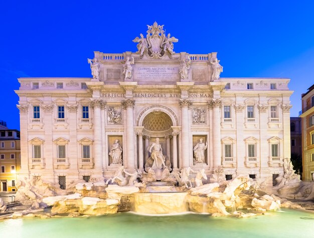 Рим, Италия. Фонтан Треви ночью, шедевр итальянской архитектуры классического барокко.