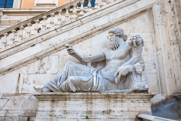Рим, италия. вид на лестницу палаццо сенаторио, шедевра эпохи возрождения. его двойной пандус был спроектирован микеланджело в рамках проекта piazza del campidoglio.