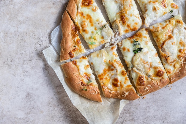 Foto pizza romana con carne bianca di pollo o tacchino e formaggio pinsa pizza tradizionale romana con pollo