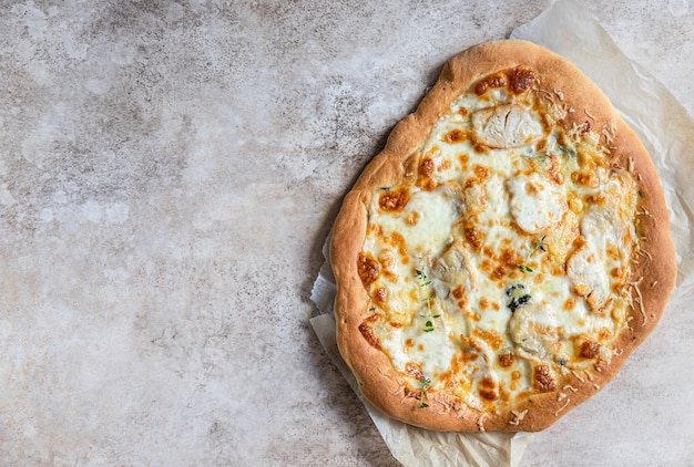 Pizza roma con carne bianca di pollo o tacchino e formaggio pinsa pizza tradizionale romana