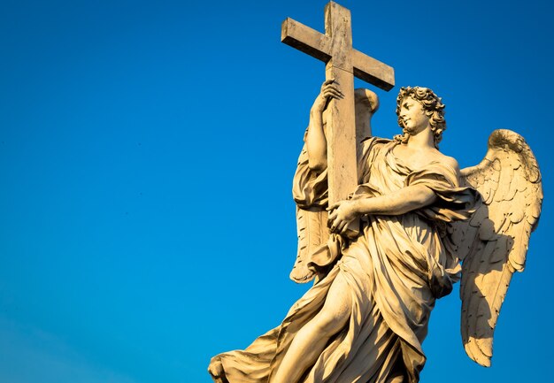 Rome, standbeeld van een engel op de brug voor Castel Sant'Angelo. Conceptueel nuttig voor spiritualiteit, christendom en geloof.