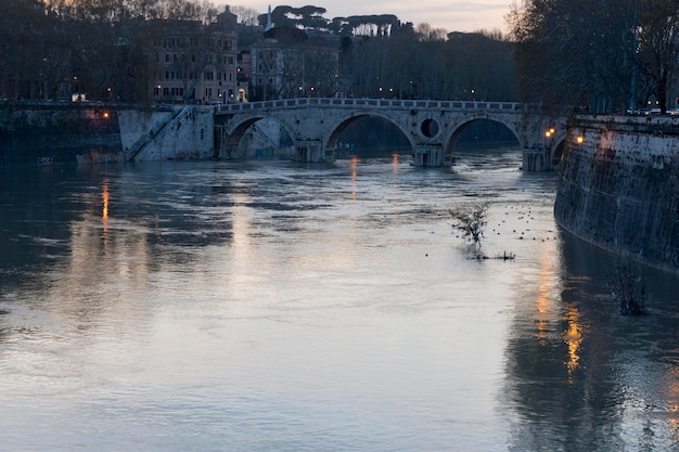 Rome Tevere rivier zonsondergang brug uitzicht