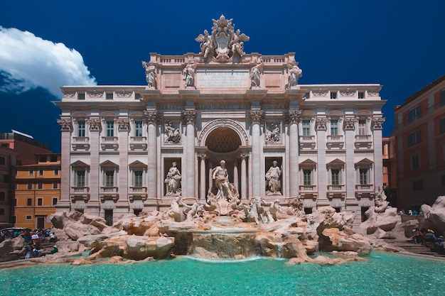 Roma fontana di trevi o fontana di trevi al mattino, roma, italia. trevi è la più grande fontana barocca, la più famosa e visitata dai turisti di roma.