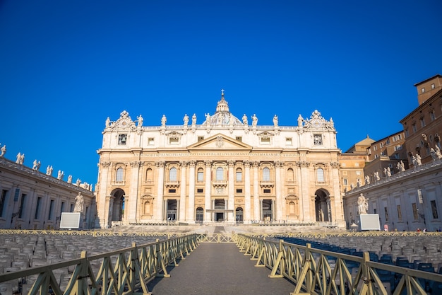 Rome, Vaticaanstad - 20 augustus 2018: Saint Peter Cathedral in Vaticaan met de beroemde koepel, vroege ochtend daglicht en nog steeds weinig toeristen.