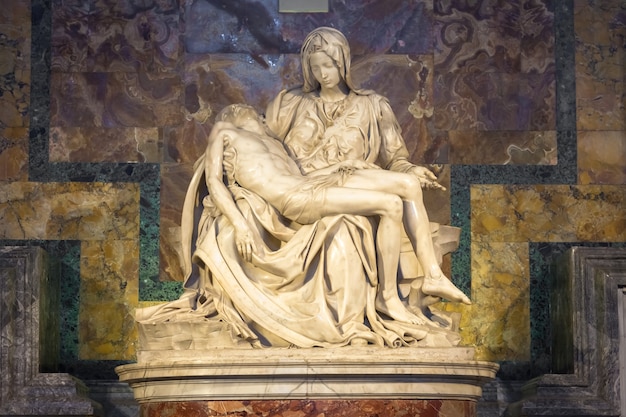 Rome, Vaticaanstad - 28 augustus 2018: PietÃƒÂƒÃ‚ÂƒÃƒÂ‚Ã‚Â di Michelangelo (The Pity), 1498-1499, gelegen in de Sint-Pietersbasiliek in Rome