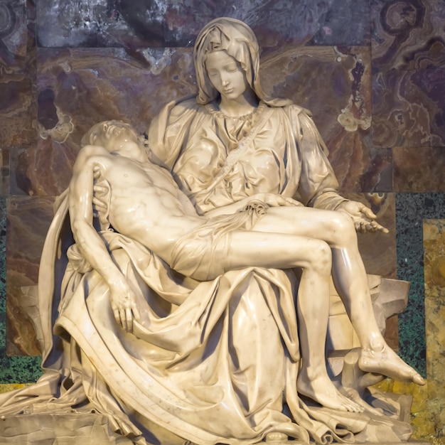 Foto roma, stato del vaticano - 28 agosto 2018: pietà di michelangelo (la pietà), 1498-1499, situata nella basilica di san pietro a roma