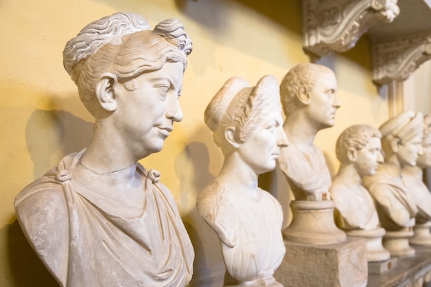 로마, 바티칸 주 - 2020년 8월경: 바티칸 박물관의 고전 조각상 관점