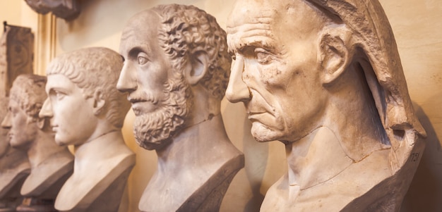Foto roma, stato del vaticano - circa agosto 2020: prospettiva delle statue classiche nei musei vaticani