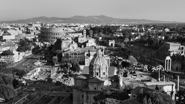 Photo rome with his famous places amphitheater colosseum ruins of roman forum black and white photo