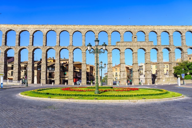 Romeins aquaduct van Segovia met rond plein voor het Unesco-monument Spanje