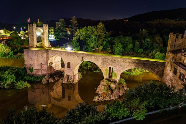 Romeinse brug die de rivier oversteekt en 's nachts toegang geeft tot het pittoreske stadje Besalu Girona Catalonië