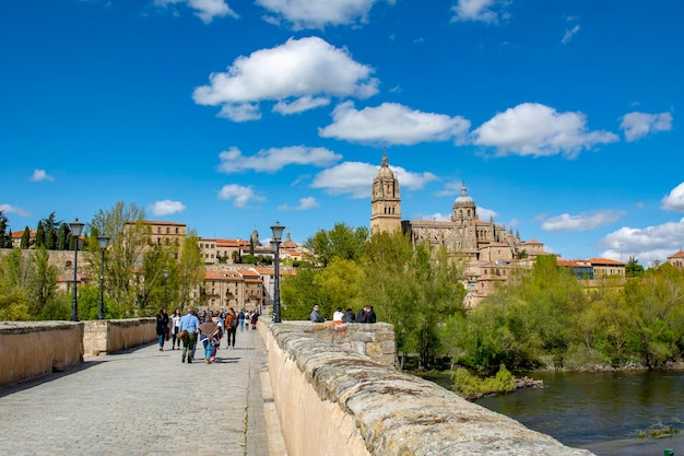Romeinse brug en kathedraal van Salamanca in Salamanca, Spanje