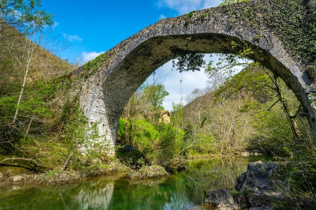 Romeinse brug op het pad tussen de Tornin naar de Olla de San Vicente bij Cangas de Onis Asturias, Spanje