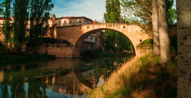 Romeinse brug over de rivier de Taag met reflecties in het water