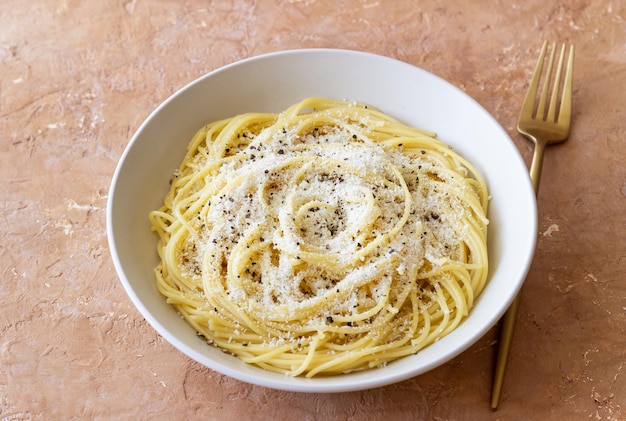 Romeinse pasta spaghetti met zwarte peper en kaas Cacio e pepe recepten