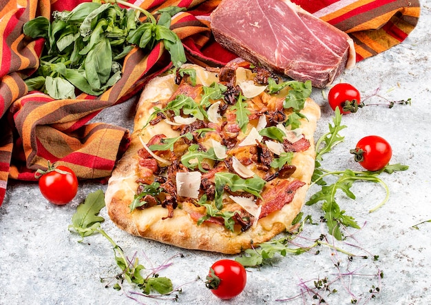Foto romeinse pizza carbonara pinza met spek rucola en cantharellen bovenaanzicht