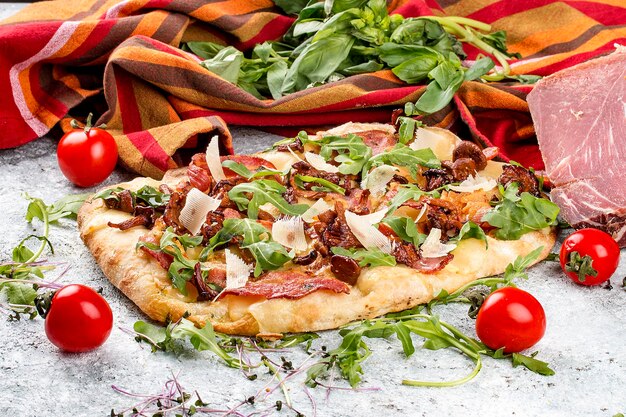 Romeinse pizza Carbonara pinza met spek, rucola en cantharellen