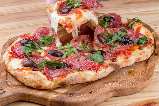 Romeinse pizza Diavolo pinza met chorizo jalapeno en kalamata olijven