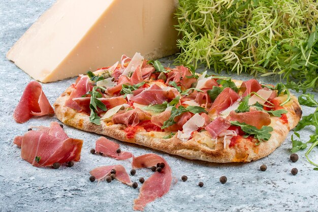 Romeinse pizza Sorrentino Pinza met prosciutto kappertjes en rucola