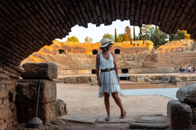 Romeinse ruïnes van Merida een jonge toerist in het Romeinse amfitheater in de kuil Extremadura Spanje