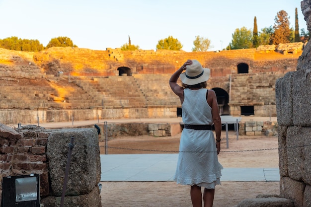 Romeinse ruïnes van Merida een jonge vrouw die het Romeinse amfitheater bezoekt vanuit Extremadura, Spanje