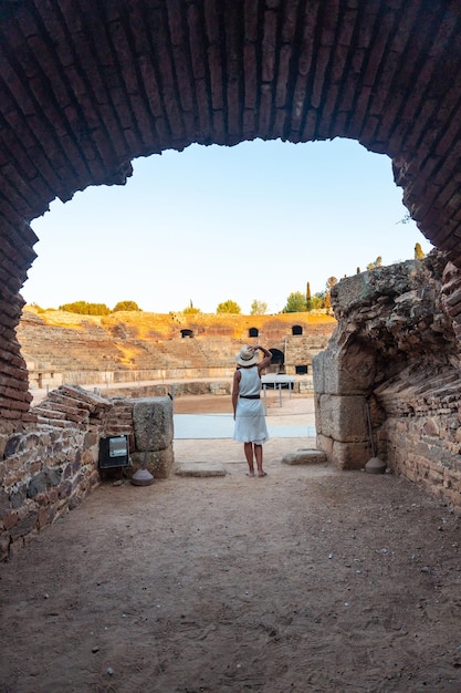 Romeinse ruïnes van Merida een jonge vrouw in de put van het Romeinse amfitheater Extremadura Spanje