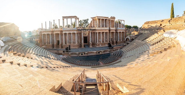 Romeinse ruïnes van Merida panoramisch van bovenaf en de trappen van het Romeinse theater bij zonsondergang Extremadura Spanje