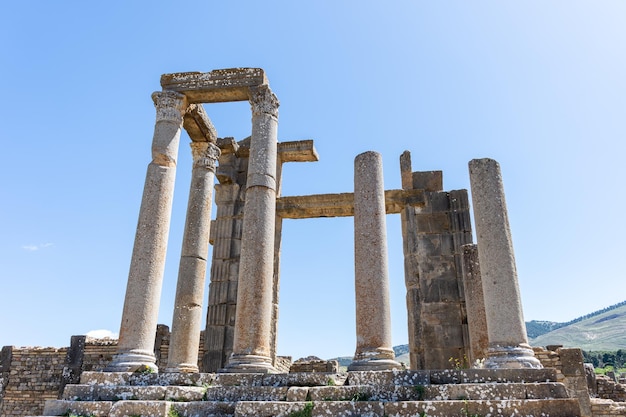 Foto romeinse tempel tegen een blauwe lucht in de oude stad cuicul djemila setif, algerije