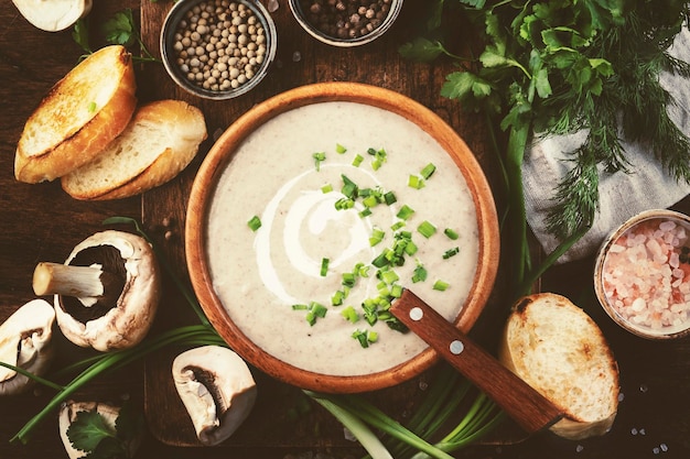 Romige Champignonsoep Met Croutons, Kruiden En Bieslook Op Rustieke Houten Tafel Achtergrond