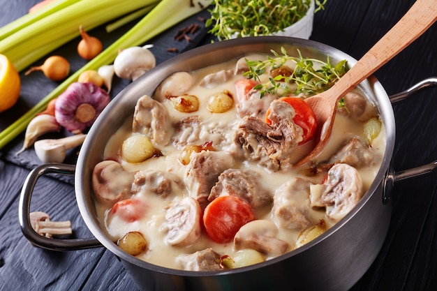 Romige kalfsstoofpot of blanquette de veau - stukjes kalfsvlees met champignons