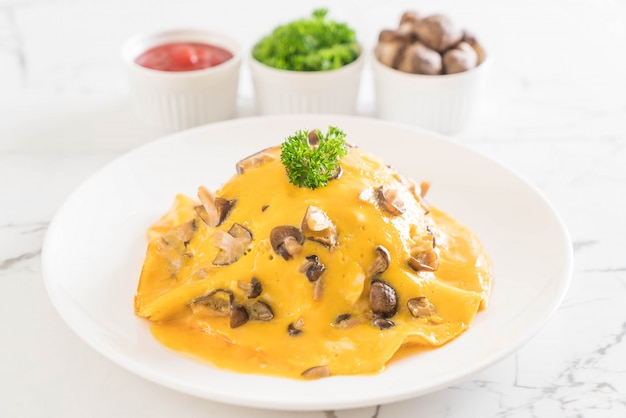 Romige omelet met champignon