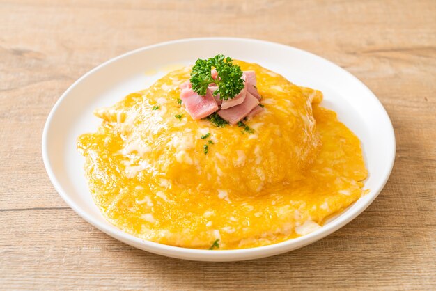 Romige omelet met ham op rijst of rijst met ham en zachte omelet