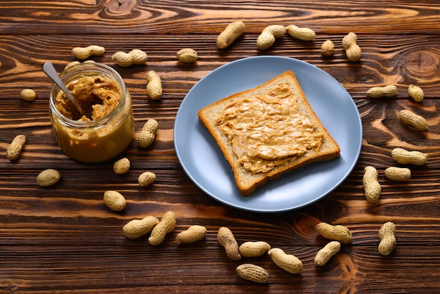 Romige pindakaas met toast