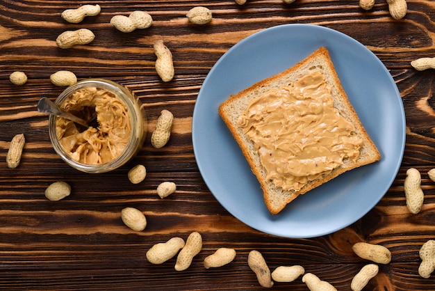 Romige pindakaas met toast