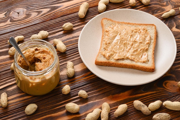 Foto romige pindakaas met toast