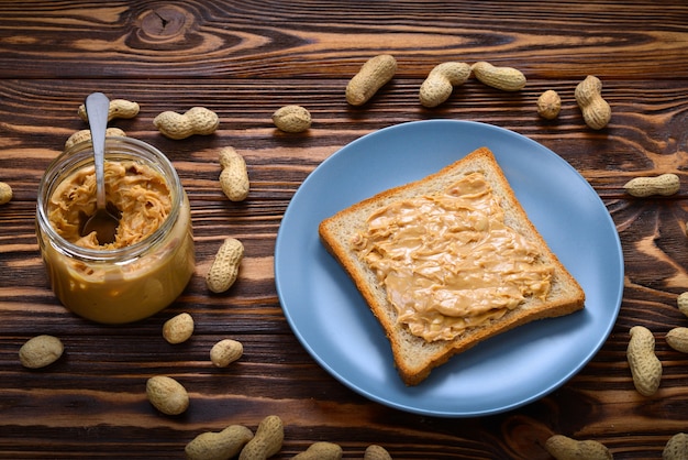 Romige pindakaas met toast