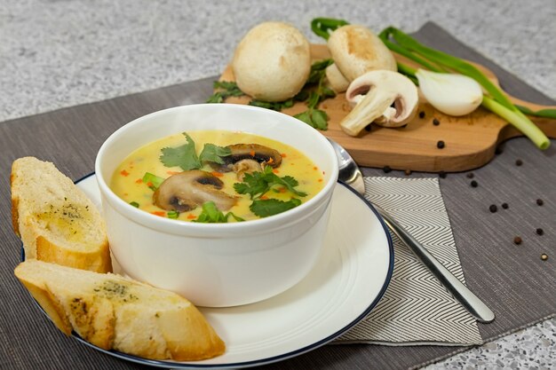 Foto romige soep met champignons en kruiden