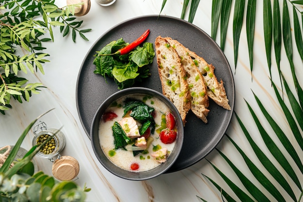 Romige soep met zalm en stokbrood