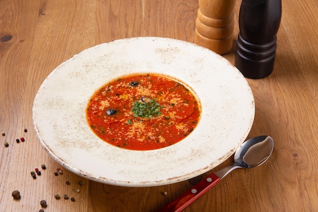 Romige soep van tomaten en zeevruchten met garnalen