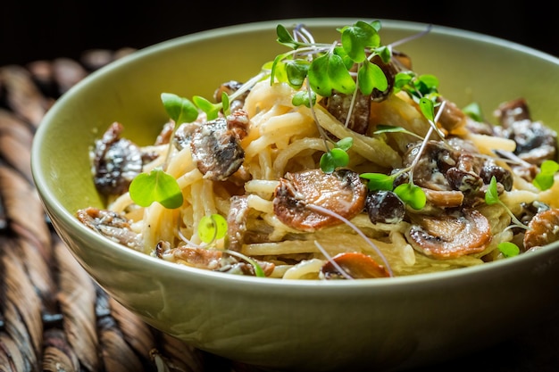 Romige spaghetti met champignons, peterselie en champignons