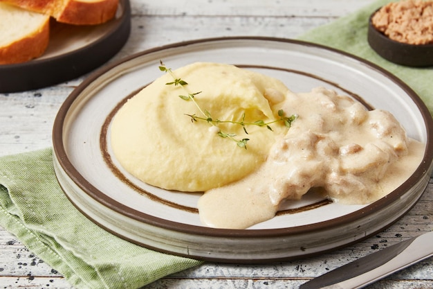 Foto romige stukjes kip met aardappelpuree close-up