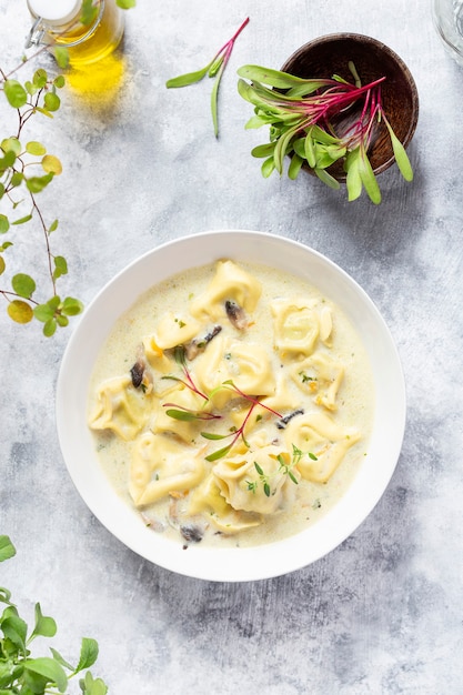 Romige Tortellini pastasoep met spinazie, wortel en kip