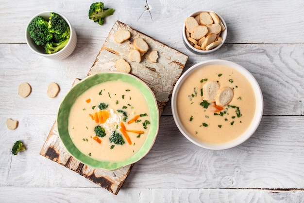 Romige vegetarische soep in een kom