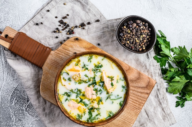 Romige vissoep met zalm en aardappelen