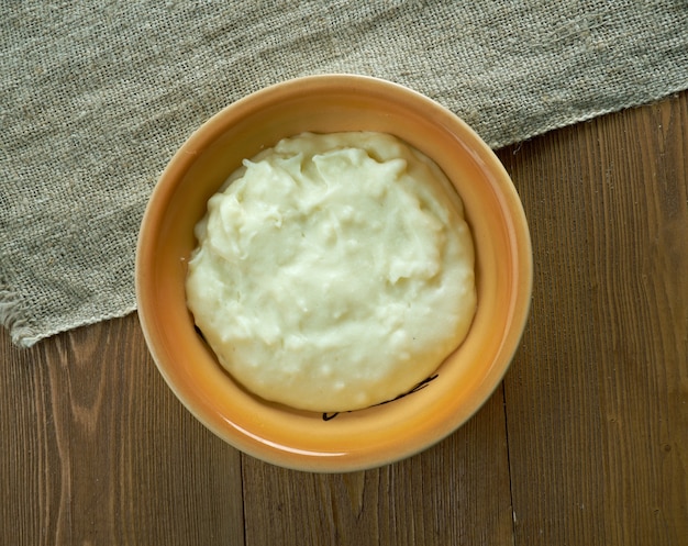 Foto rommegraut porridge norvegese a base di panna acida, latte intero, farina di frumento, burro e sale